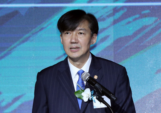 축사하는 조국 장관      (서울=연합뉴스) 김도훈 기자 = 조국 법무부 장관이 16일 오전 서울 여의도 콘래드 호텔에서 열린 전자증권제도 시행 기념식에 참석해 축사하고 있다. 2019.9.16      superdoo82@yna.co.kr  (끝)